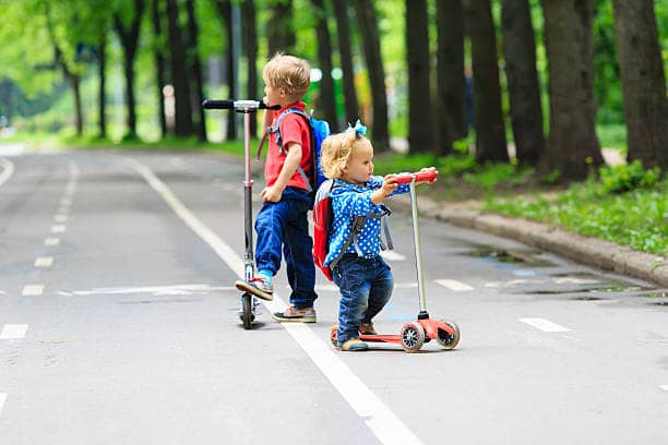 Cho bé làm quen với xe trượt Scooter bằng cách để bé di chuyển vòng quanh xe, cho bé tập thử đẩy xe bằng tay để cảm nhận